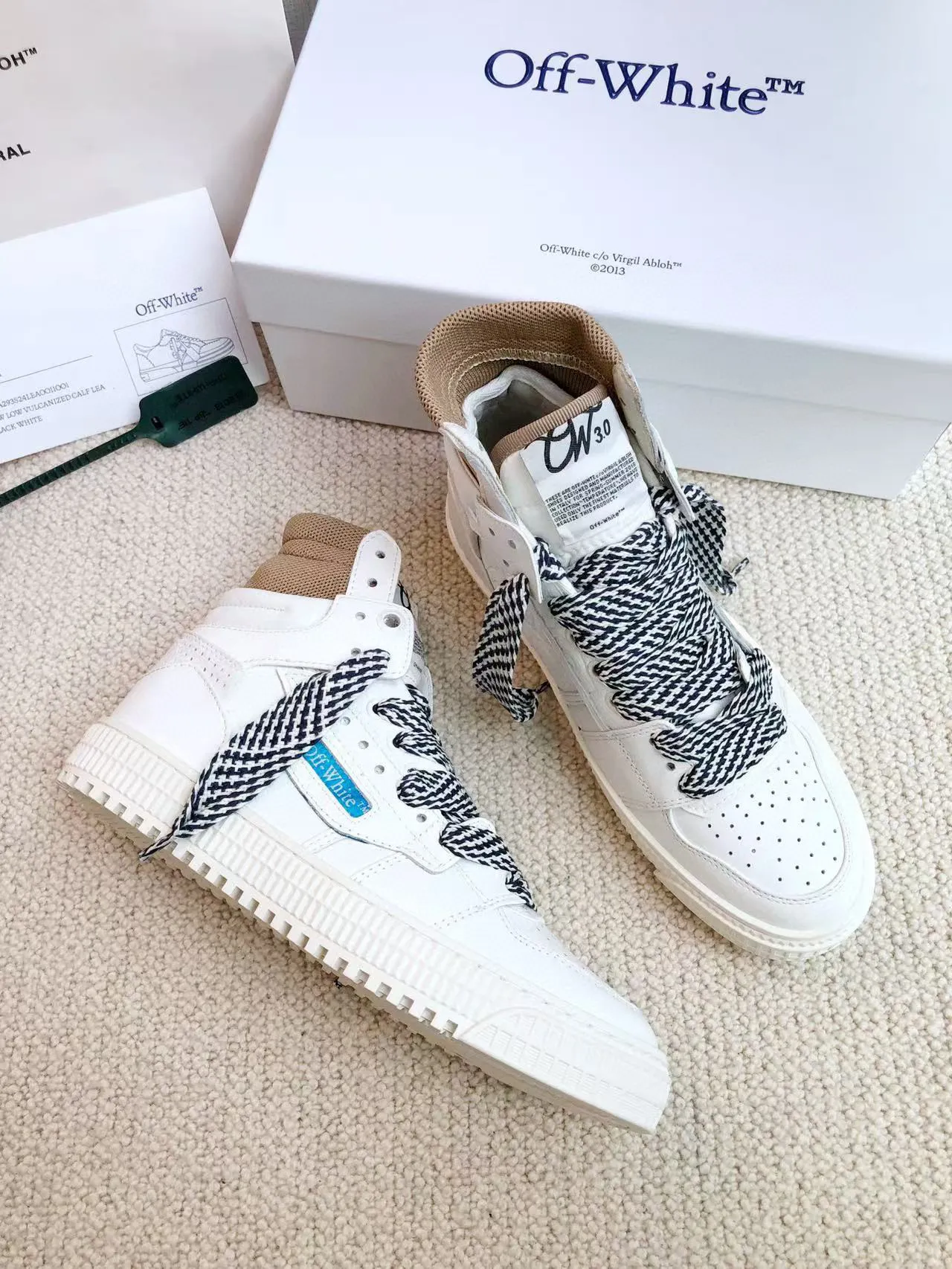 Men's shoes💰620 OFF WHITE ⚡️Couple style⚡️🍓New color🍓 The latest spring model of Gaobang street casual Martin style masterpiece, released the highest quality version on the market 👊 Series original mold opening, original lasting, production technology 1:1 original ➰🔜The best choice for more and more celebrities and Internet celebrities🔸In the classics Changes in the code🔸Innovate in the trend🔸Strive to break away from the shackles of bad street design🔝Although he is not the originator of fashion design, he is definitely a shining dark horse in avant-garde design🐴🆙Do not follow the trend🔅Not universal beauty🔅 Fabric💯First-layer cowhide Lining💯Imported skin-friendly and environmentally friendly polyester mesh Foot pads💯Original molded high-elastic environmentally friendly molding pads Midsole💯Original sleeve lasting process Outsole💯Rubber outsole Packaging💯Official website synchronizes a full set of packaging (brand wrapping paper, brand certificate, brand bag) code number 35-44, 45 customized